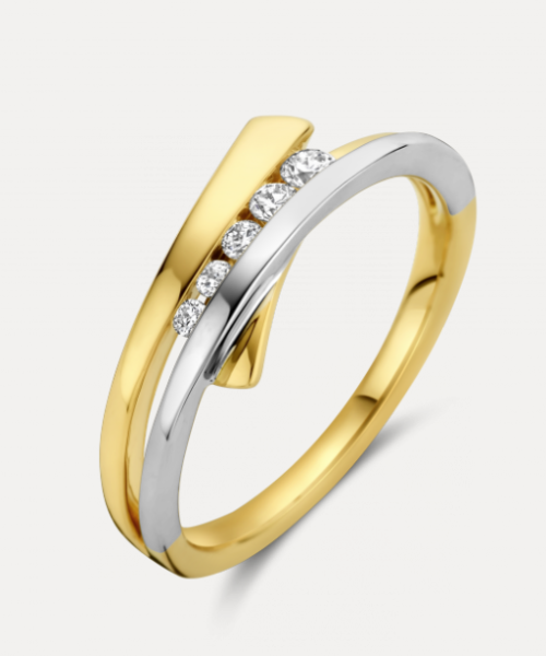 14 KARAAT GEEL- MET WITGOUDEN BICOLOR RING MET 0.16 CARAAT BRILJANT MODEL STELLA.
Briljant ring STELLA 0.16 crt H/Si is een blikvanger om elke vinger. Twee kleuren goud en schitterende briljanten.
STELLA is als set verkrijgbaar bestaande uit ring, oorsieraden, hanger en zelfs een collier.
